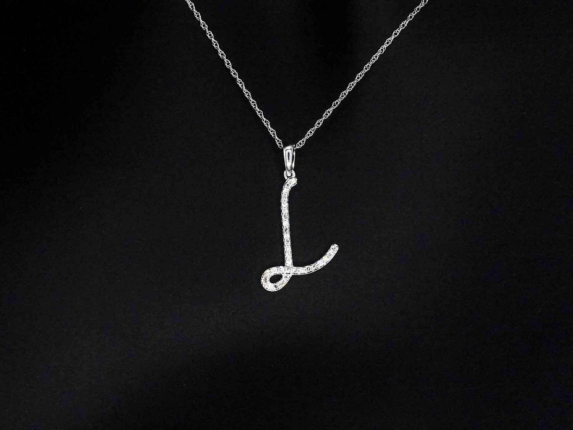 Hanger met echte natuurlijke diamanten in de letter L