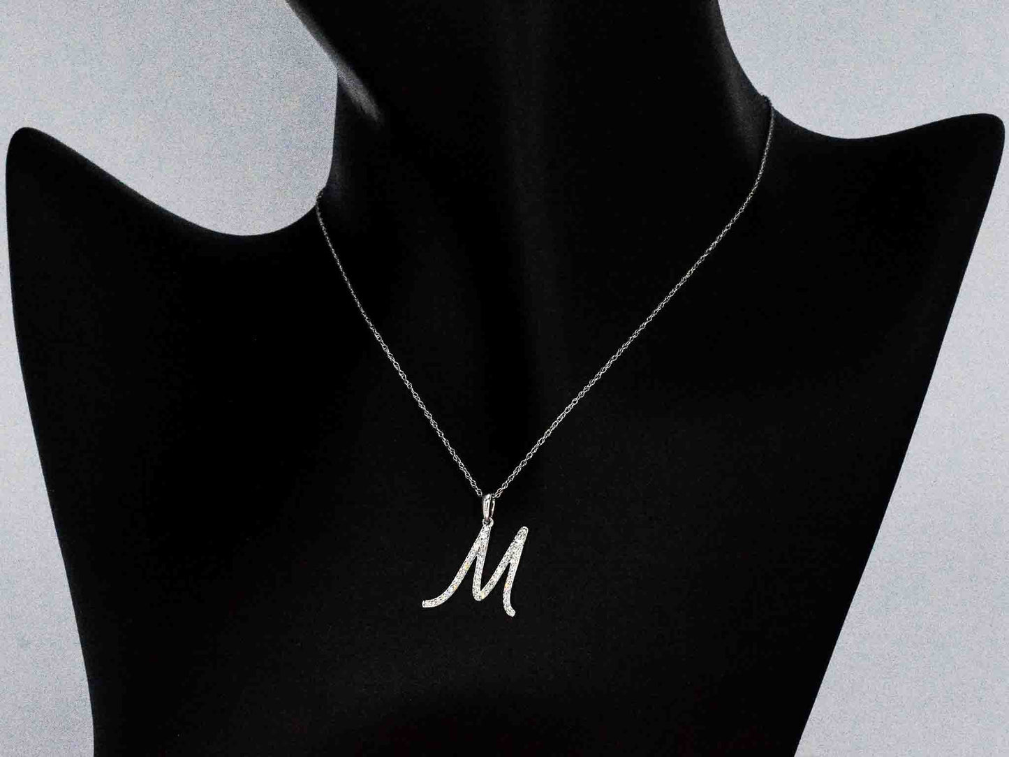 Hanger met echte natuurlijke diamanten in de letter M