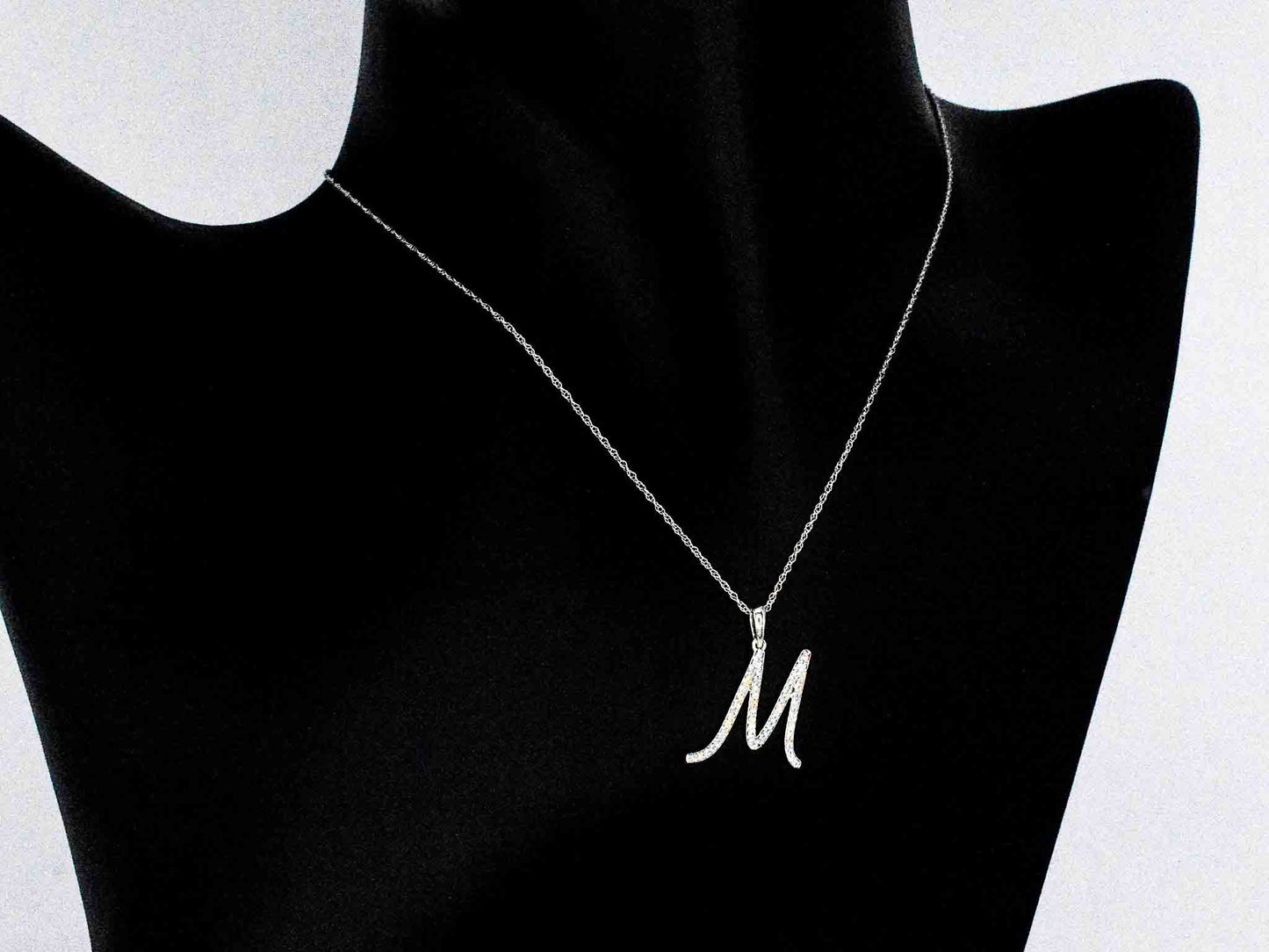 Hanger met echte natuurlijke diamanten in de letter M