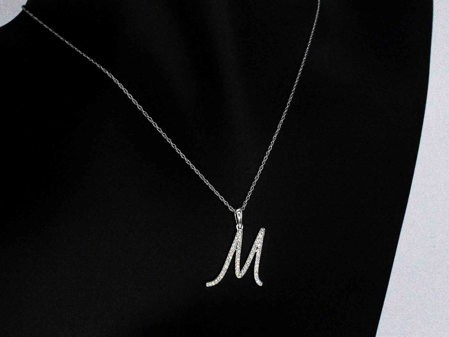 Hanger met echte natuurlijke diamanten in de letter M