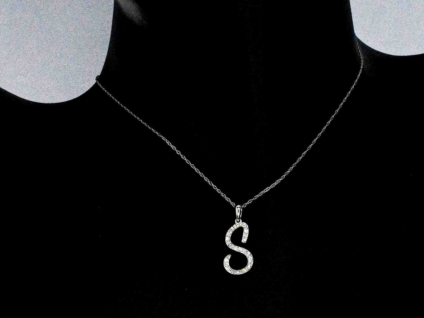 Hanger met echte natuurlijke diamanten in de letter S