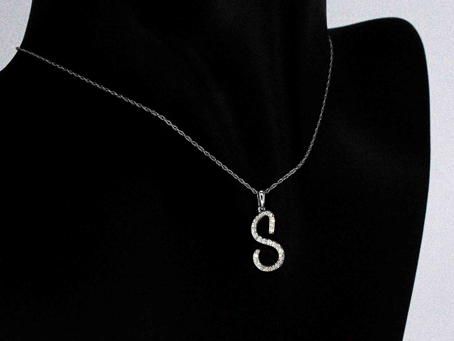 Hanger met echte natuurlijke diamanten in de letter S