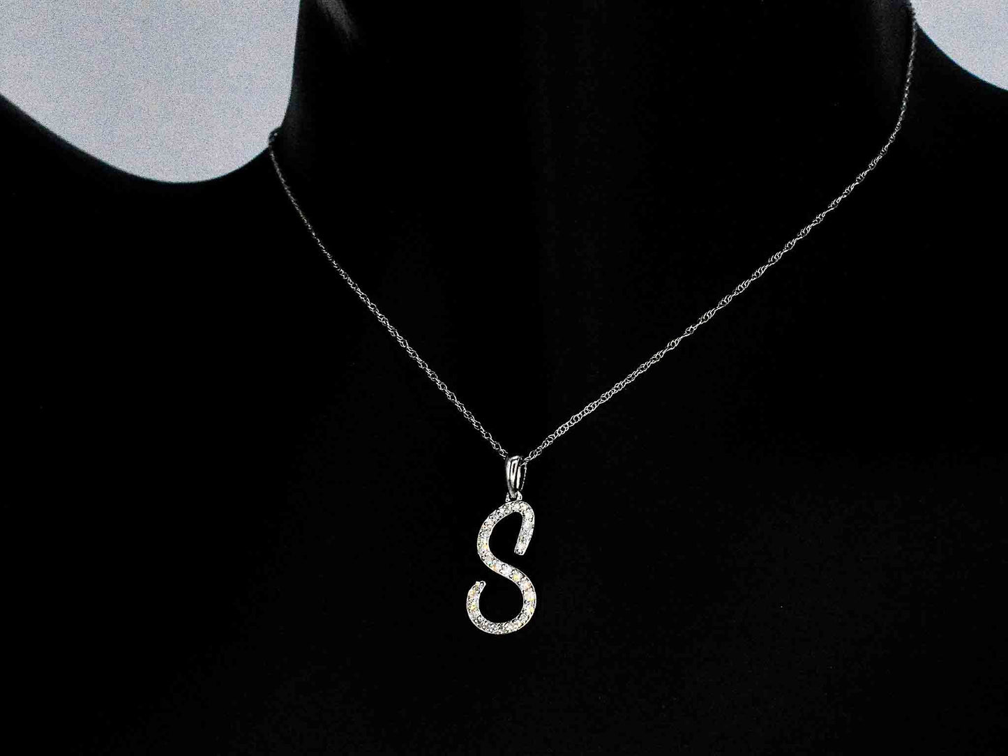 Hanger met echte natuurlijke diamanten in de letter S