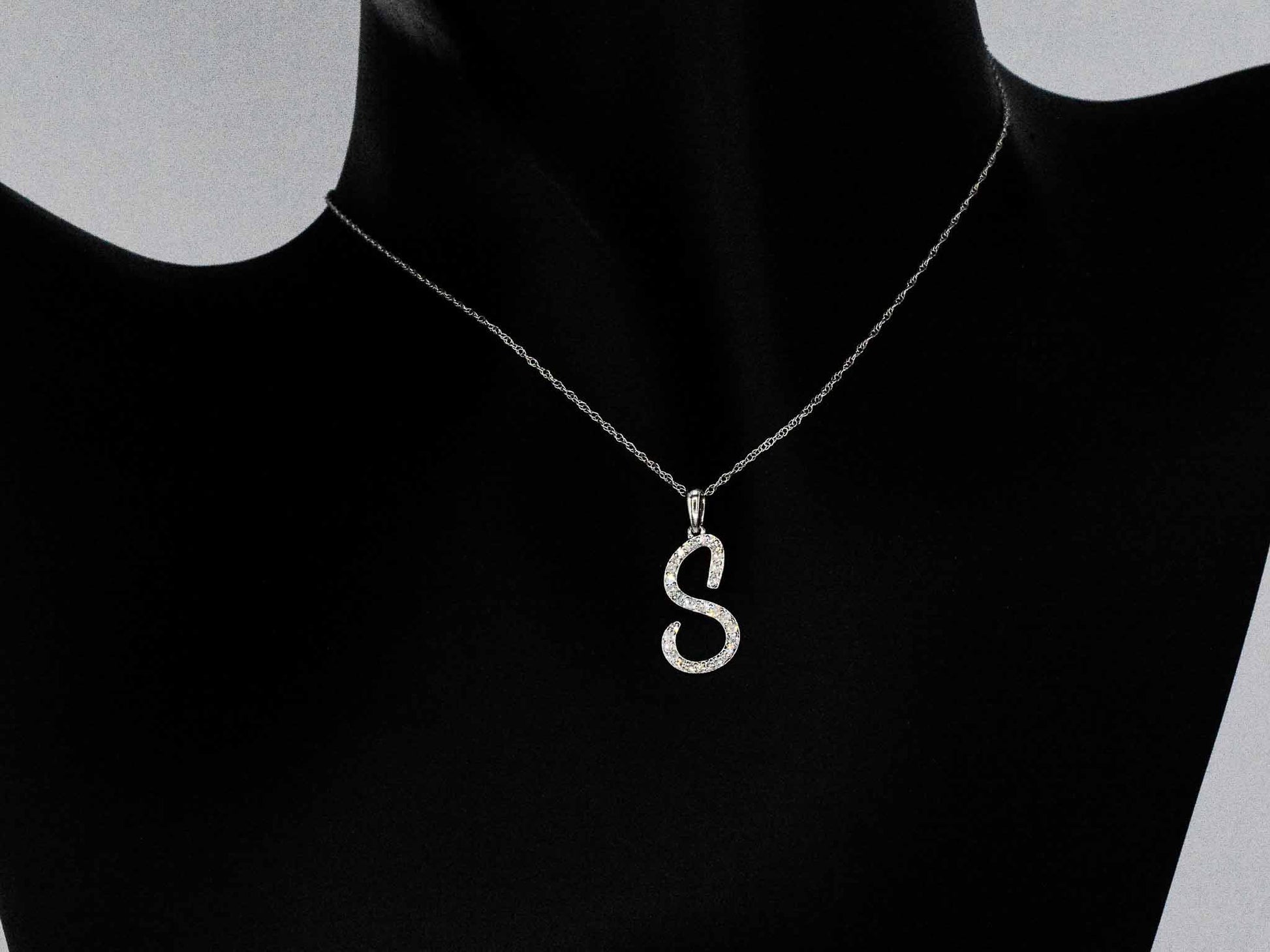 Hanger met echte natuurlijke diamanten in de letter S