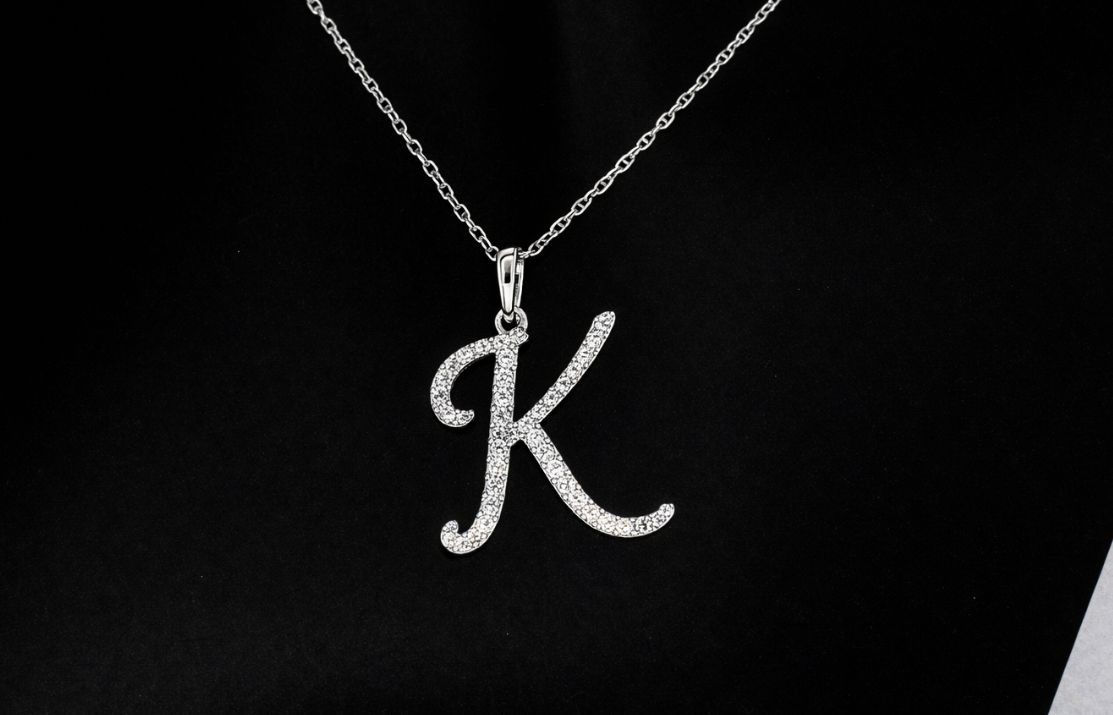 Hanger met echte natuurlijke diamanten in de letter K