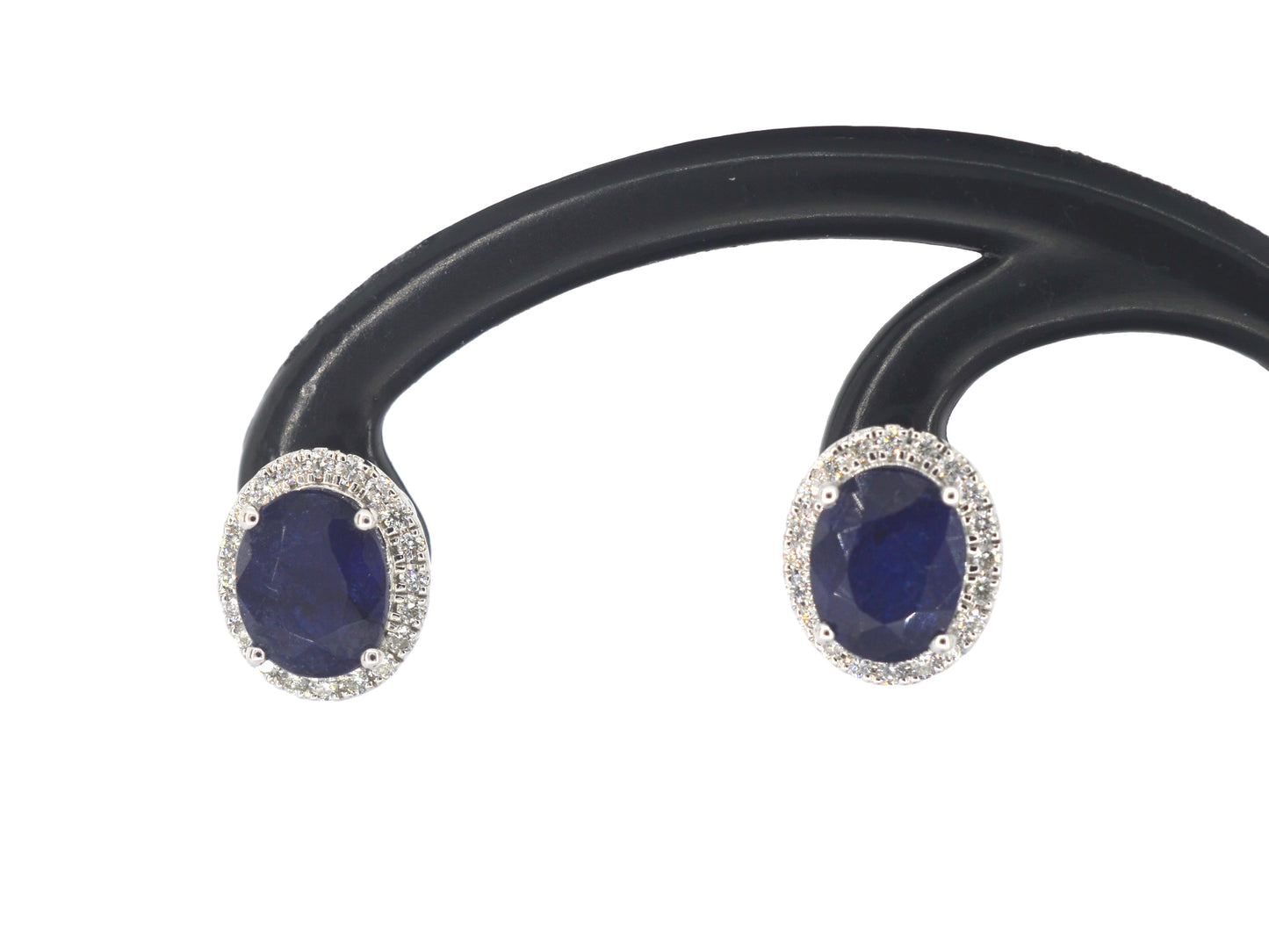 Witgouden entourage oorbellen met diamanten en saffier