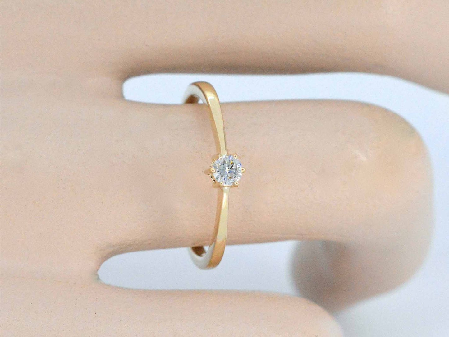 Gouden ring solitaire met een briljant geslepen diamant