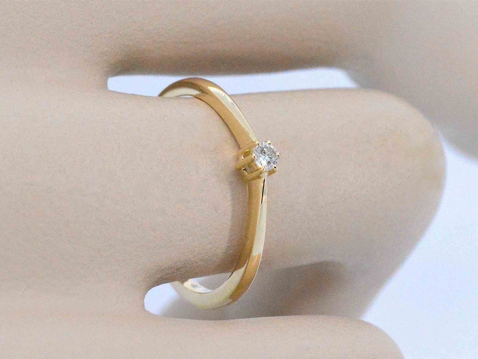 Gouden ring solitaire met een briljant geslepen diamant