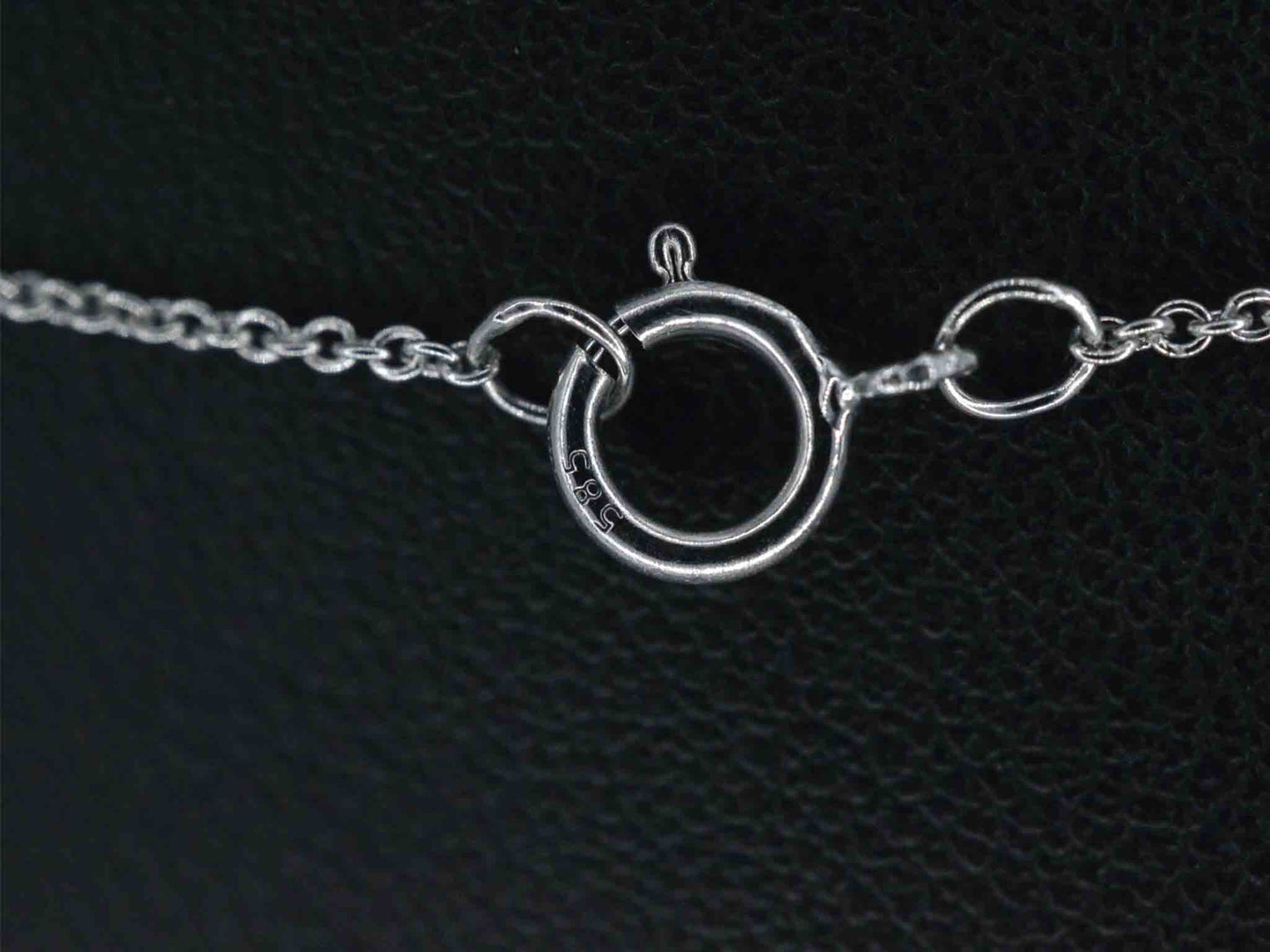 Witgouden ketting en hanger met diamant