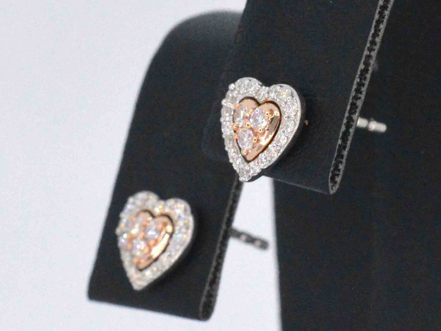 Witgouden hartvormige oorbellen met natuurlijke roze en witte diamant