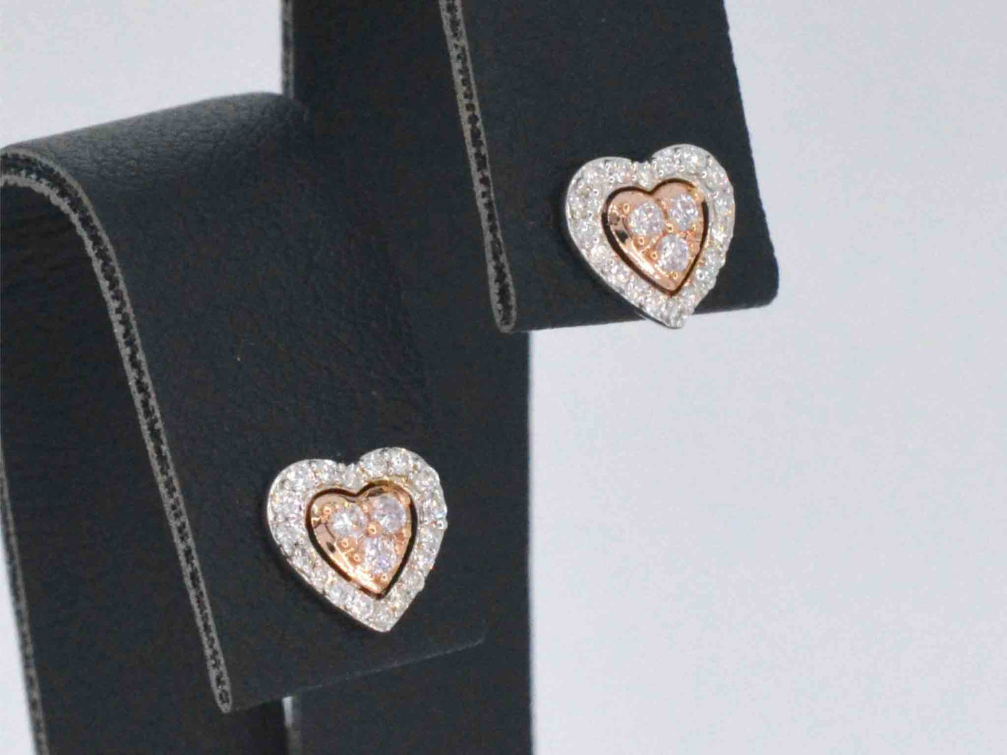 Witgouden hartvormige oorbellen met natuurlijke roze en witte diamant