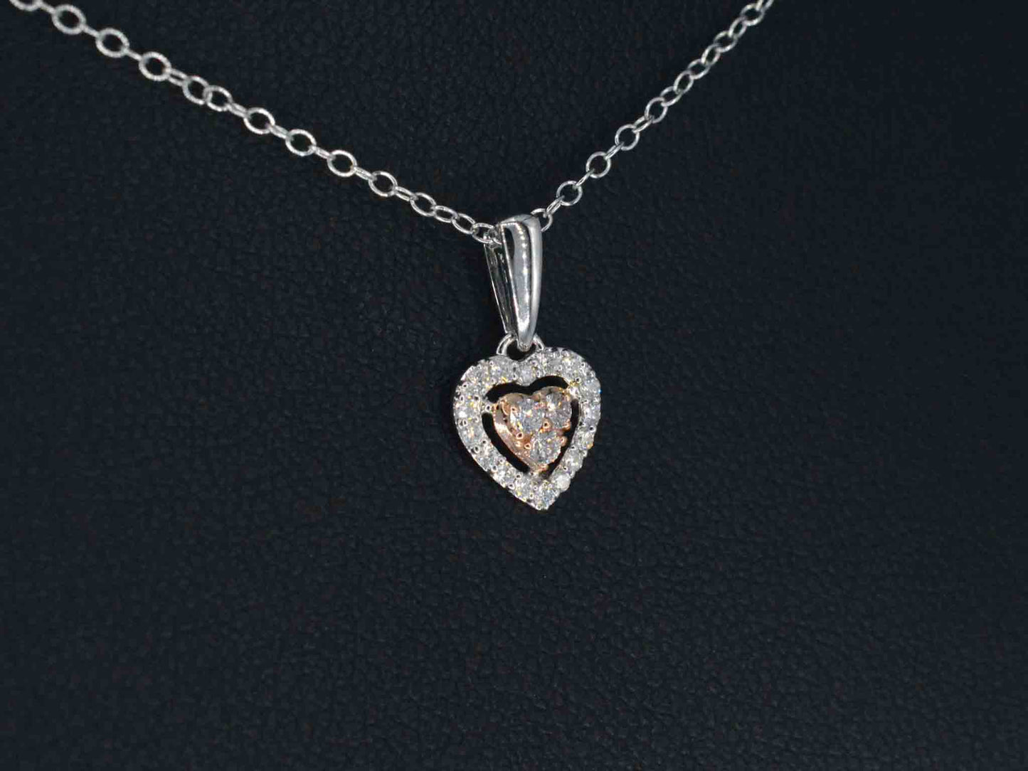 Witgouden hartvormige hanger met natuurlijke roze en witte diamant