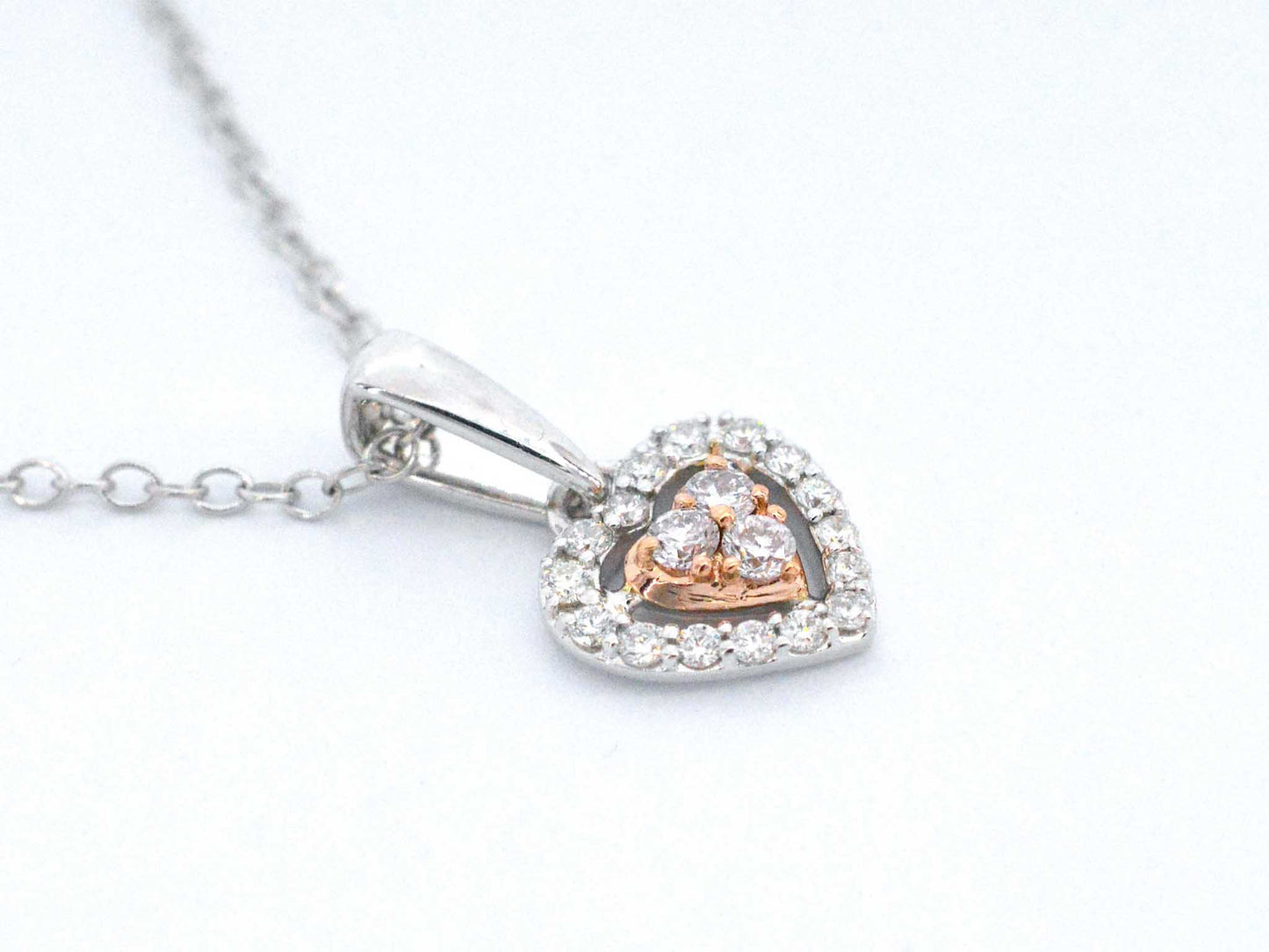 Witgouden hartvormige hanger met natuurlijke roze en witte diamant