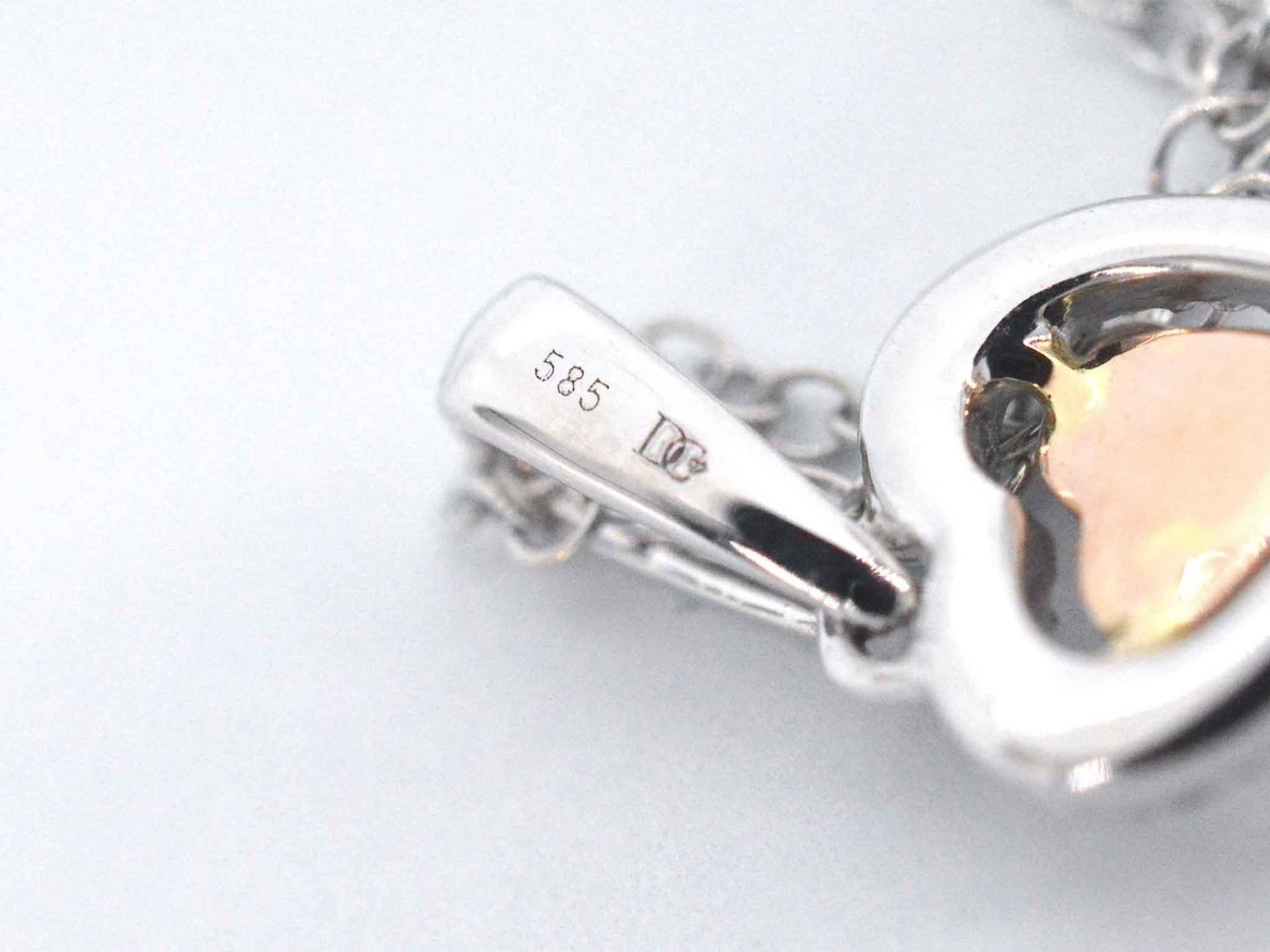 Witgouden hartvormige hanger met natuurlijke roze en witte diamant