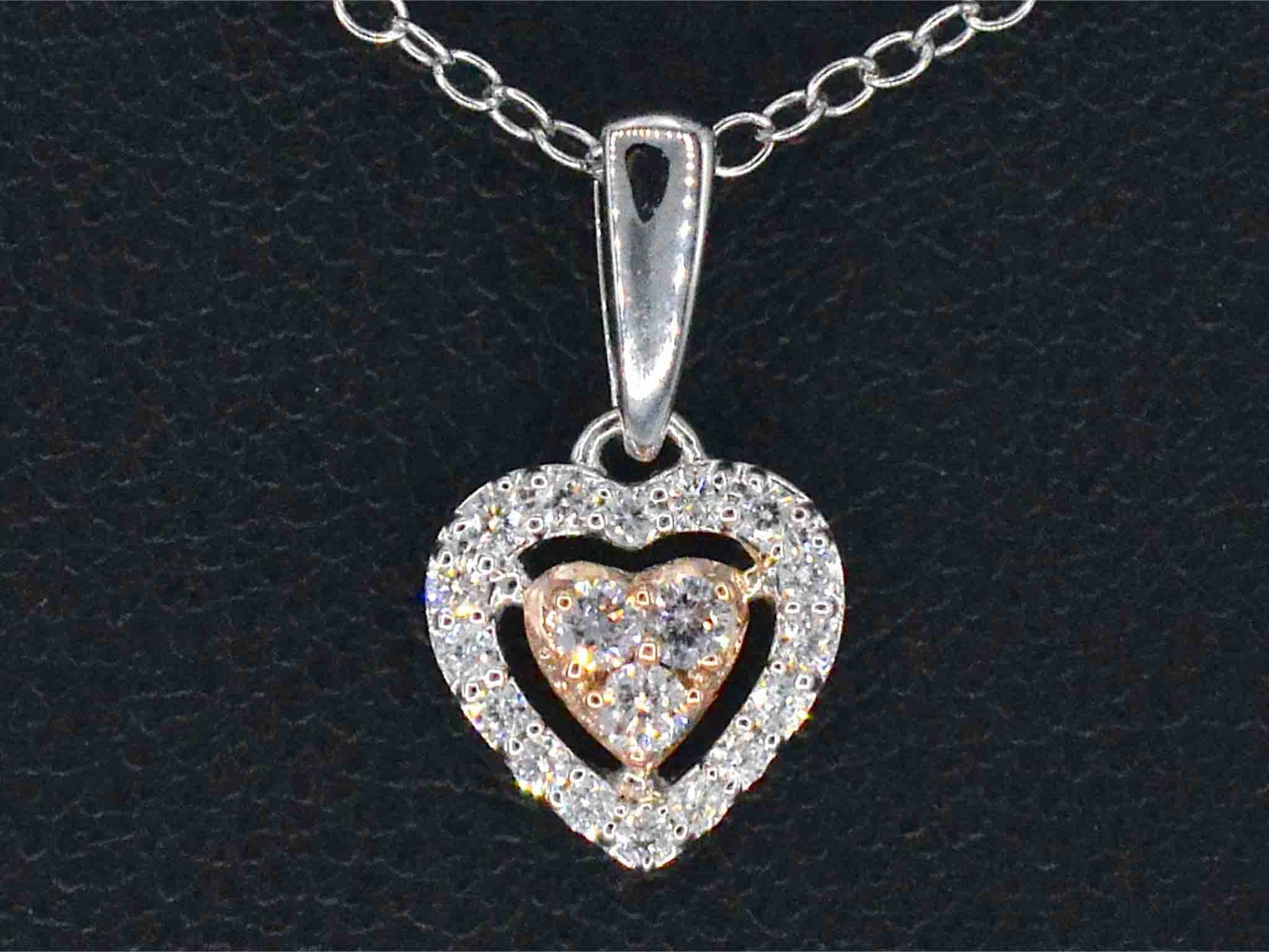 Witgouden hartvormige hanger met natuurlijke roze en witte diamant