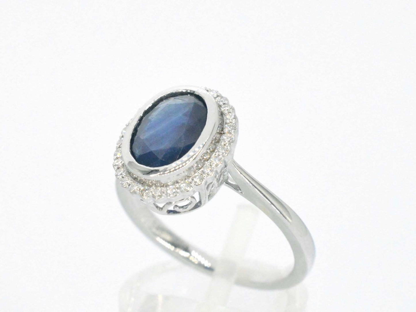 Witgouden entourage ring met diamanten en saffier