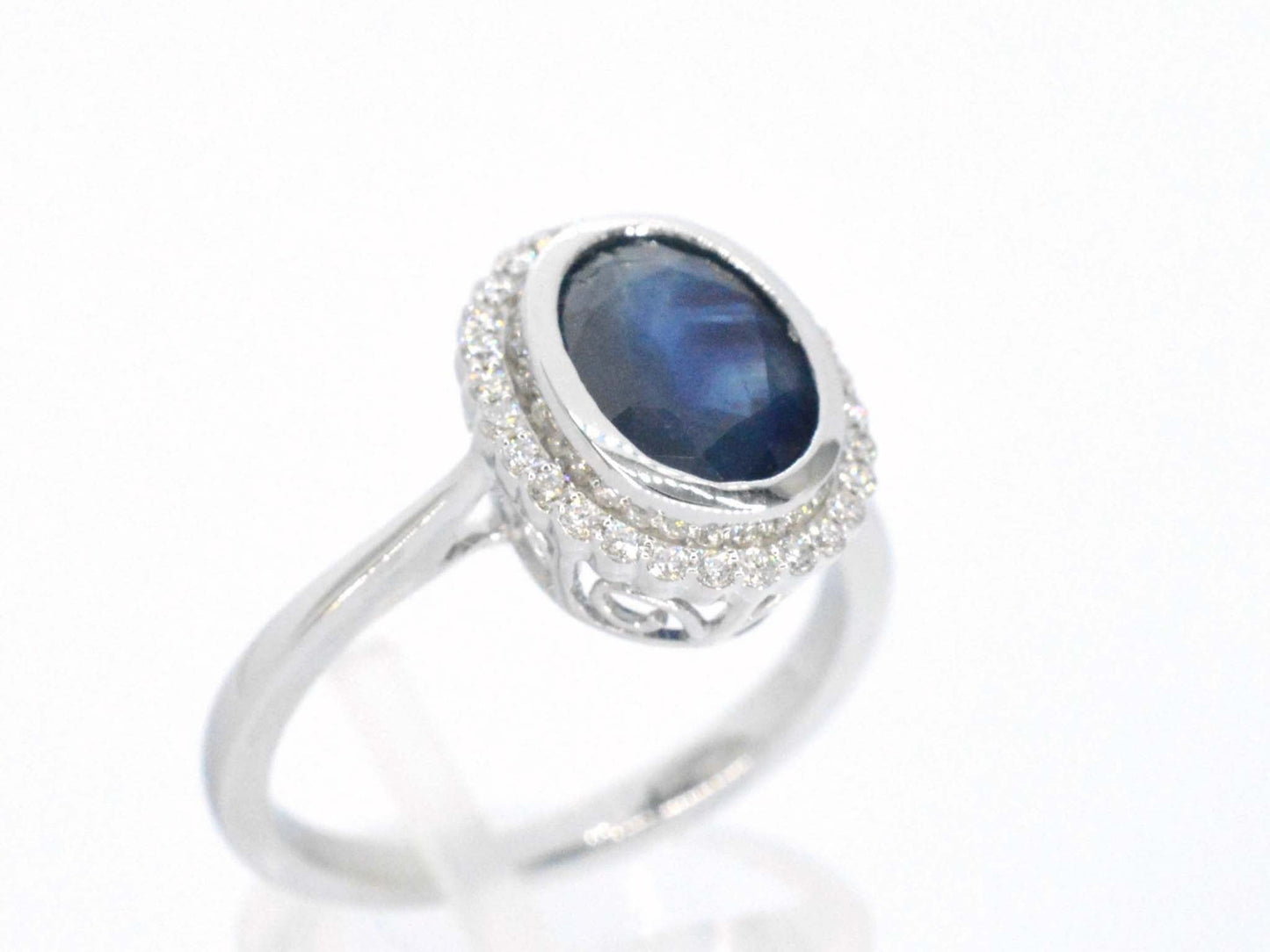 Witgouden entourage ring met diamanten en saffier