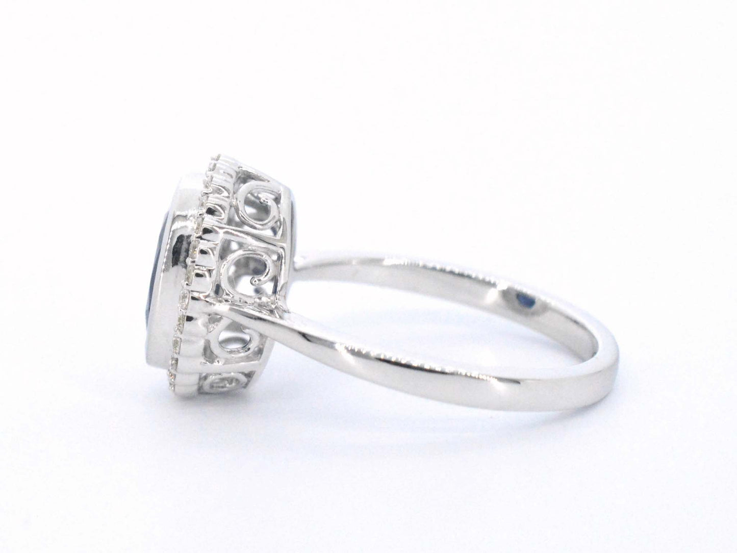Witgouden entourage ring met diamanten en saffier