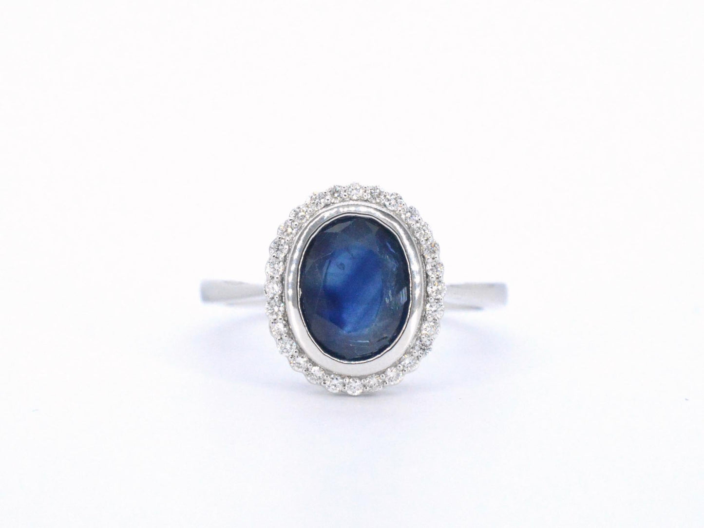 Witgouden entourage ring met diamanten en saffier