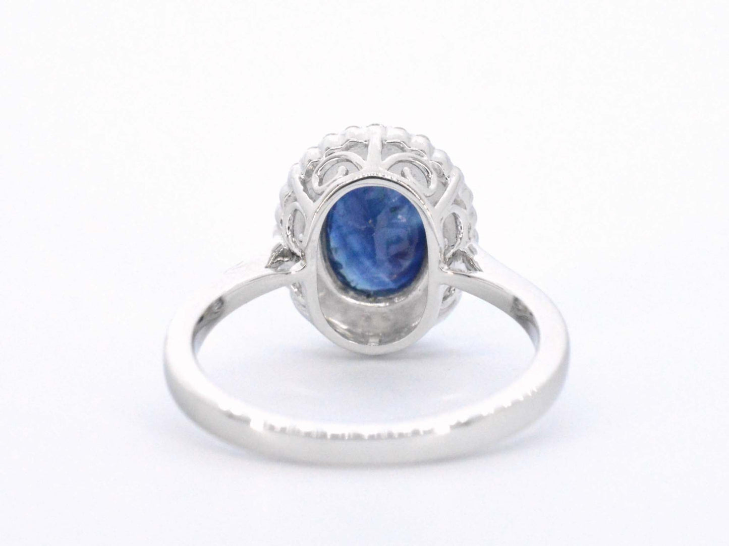 Witgouden entourage ring met diamanten en saffier