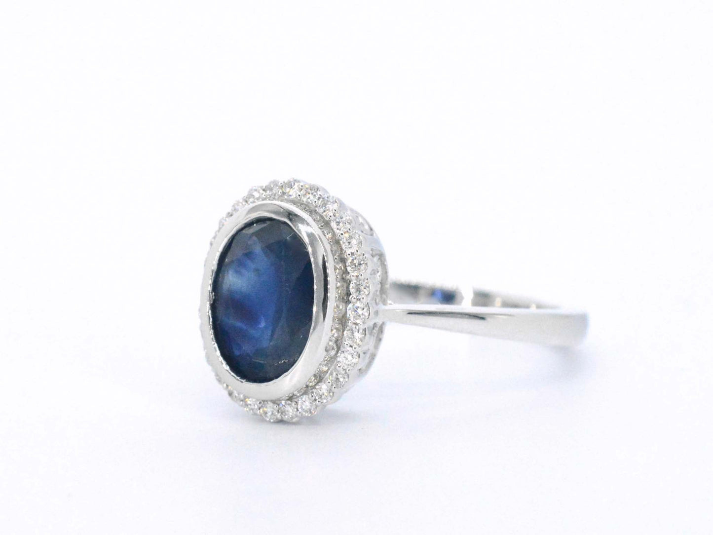 Witgouden entourage ring met diamanten en saffier