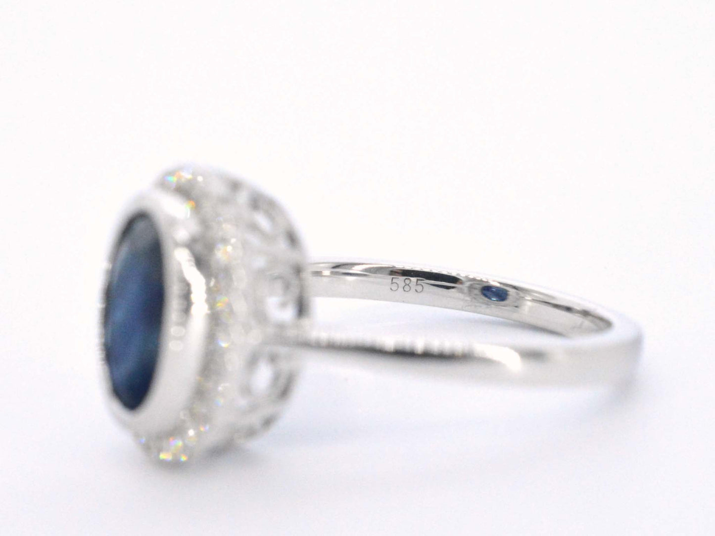 Witgouden entourage ring met diamanten en saffier