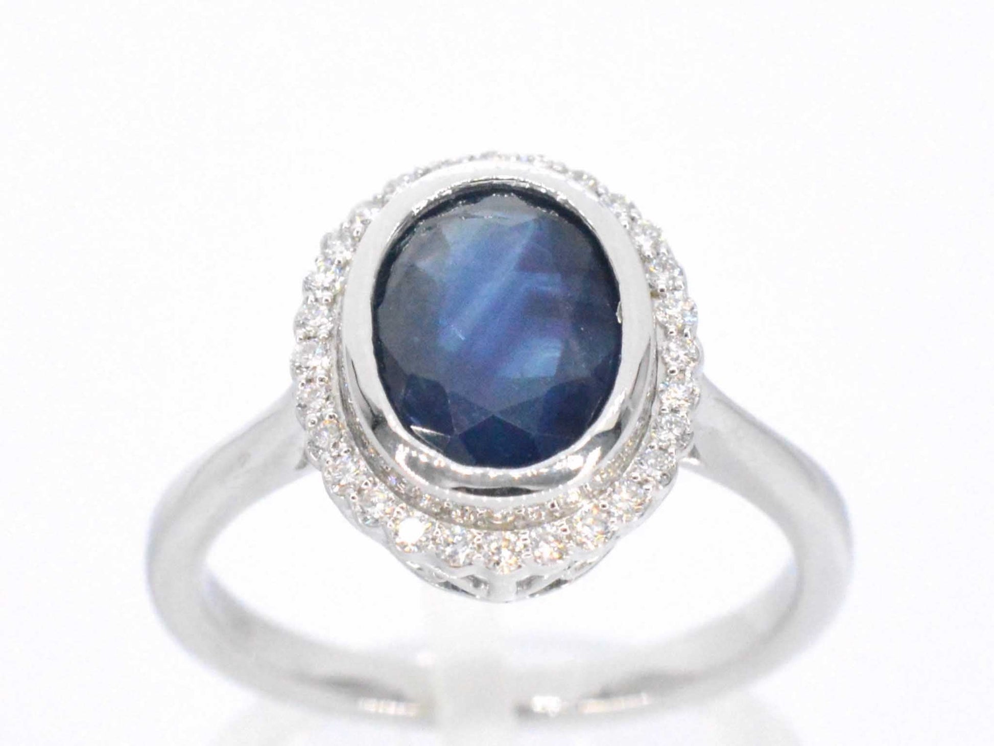 Witgouden entourage ring met diamanten en saffier