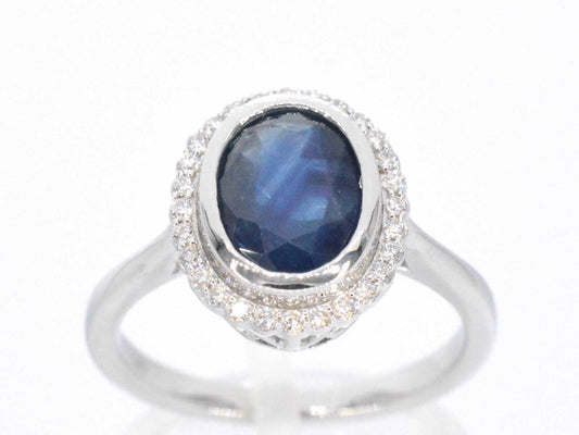 Witgouden entourage ring met diamanten en saffier