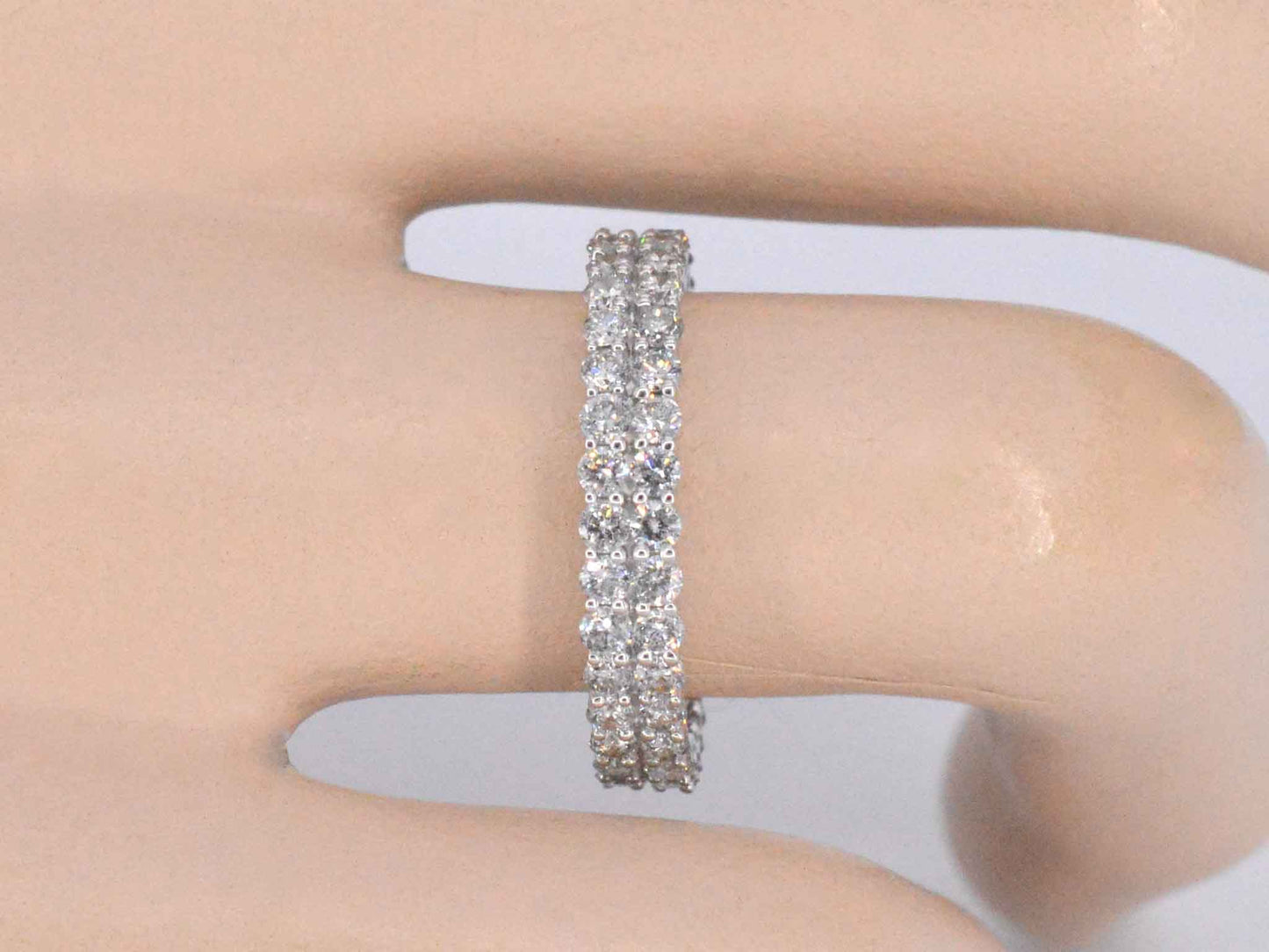 Witgouden eternity ring met diamanten