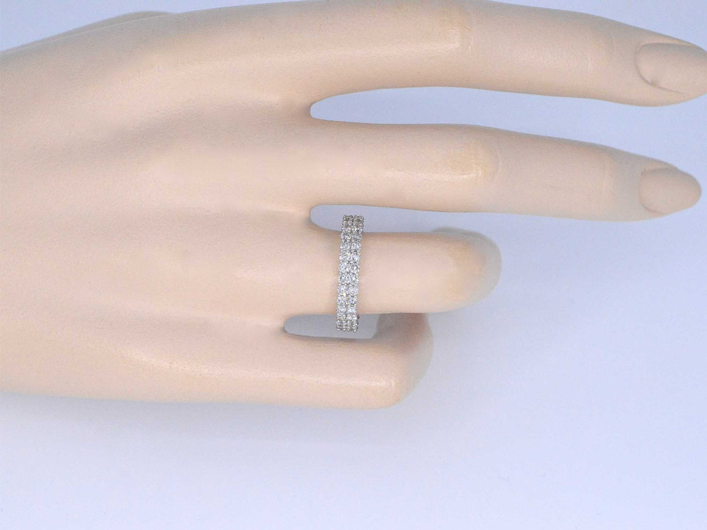 Witgouden eternity ring met diamanten