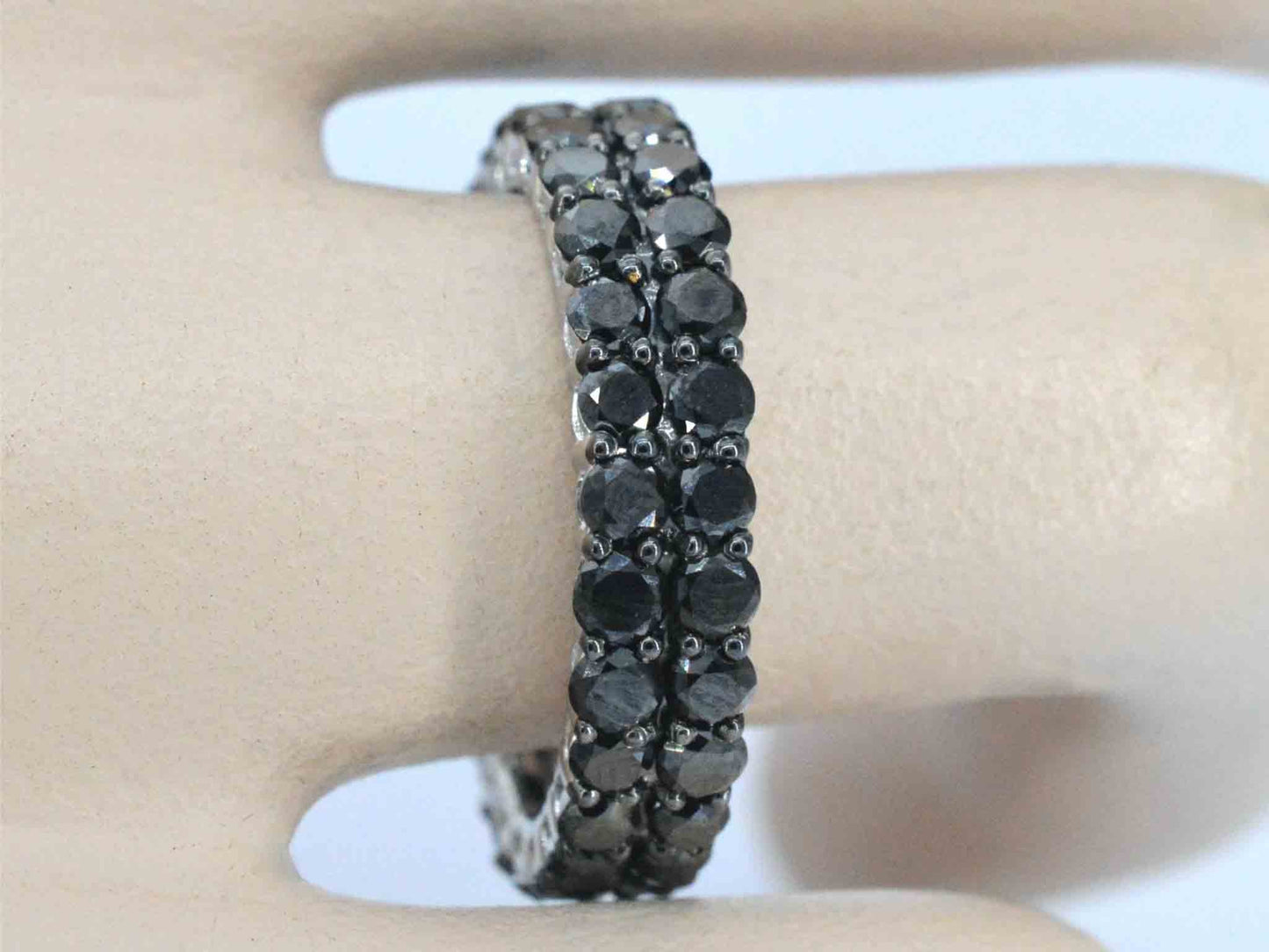 Witgouden eternity ring met zwarte diamanten