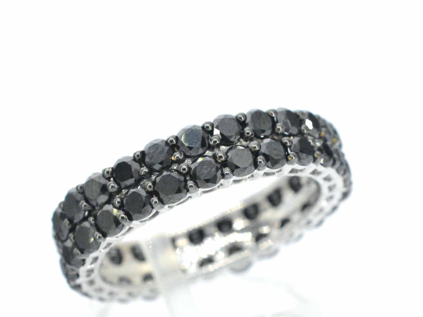 Witgouden eternity ring met zwarte diamanten