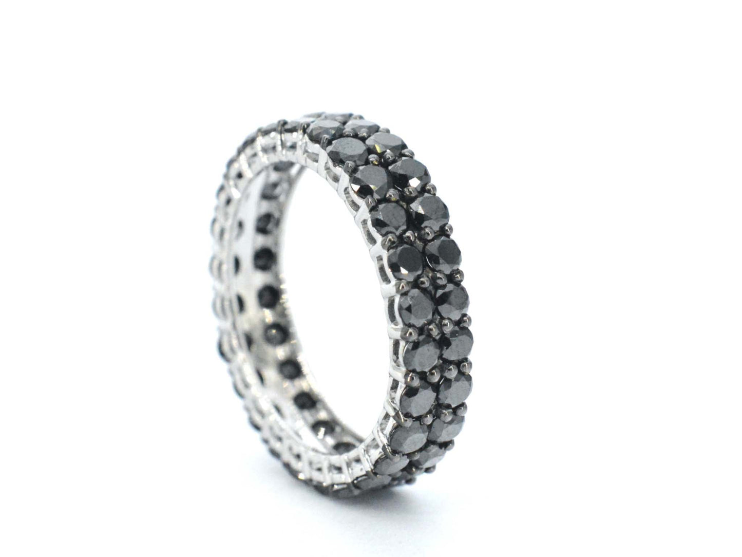 Witgouden eternity ring met zwarte diamanten