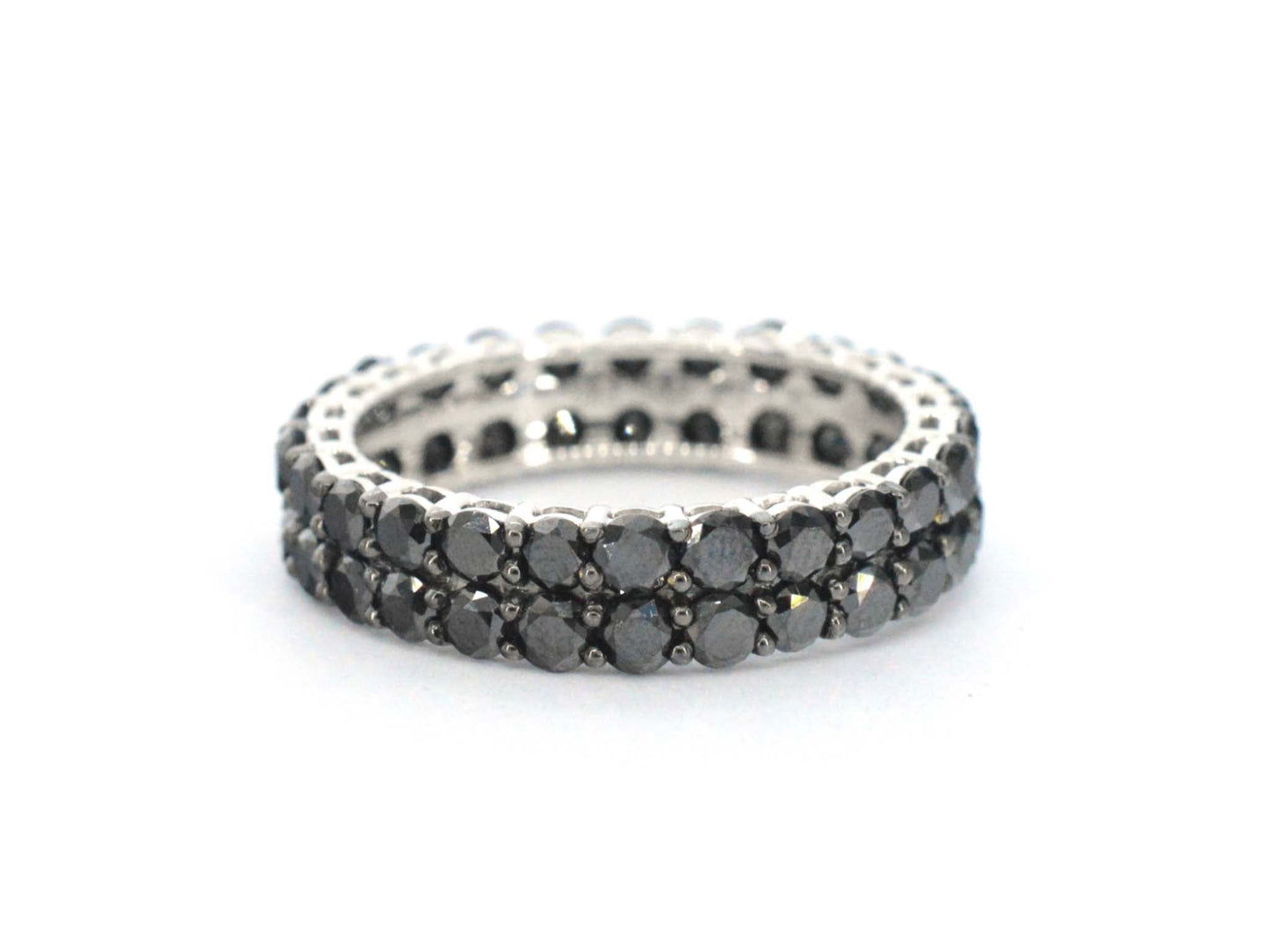 Witgouden eternity ring met zwarte diamanten