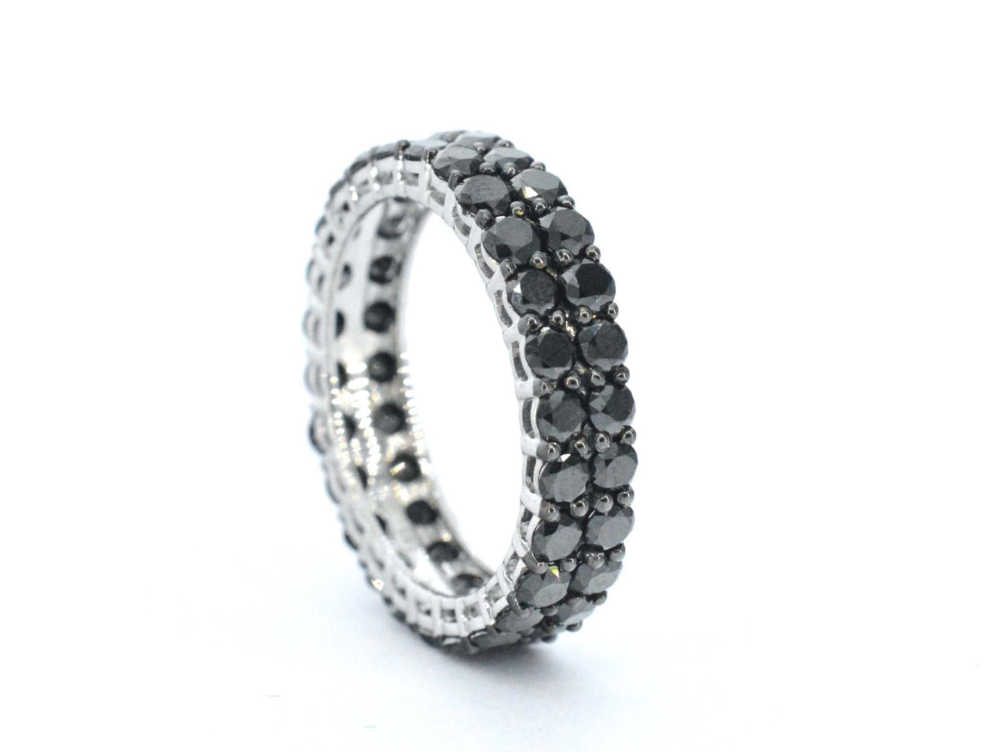 Witgouden eternity ring met zwarte diamanten