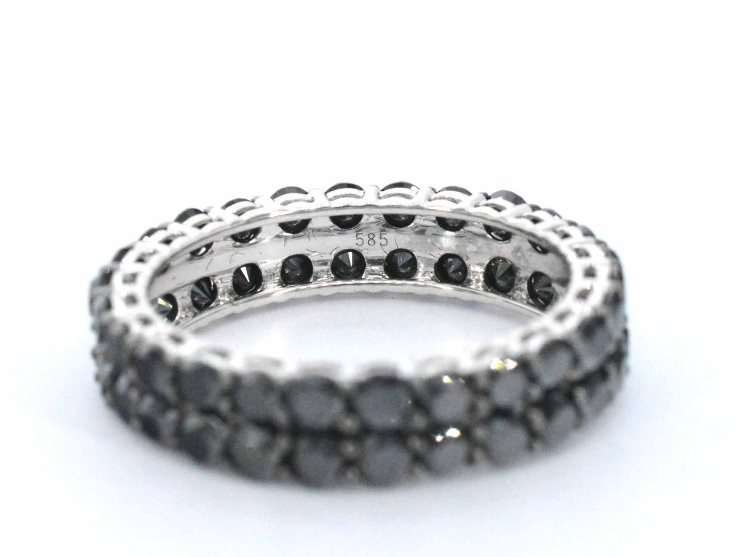 Witgouden eternity ring met zwarte diamanten