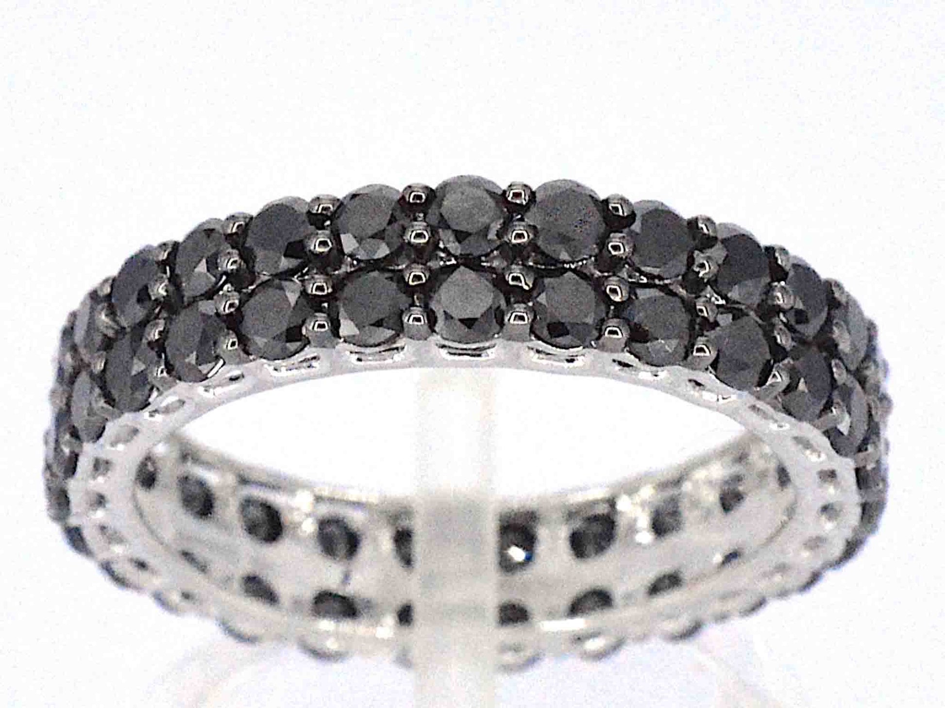 Witgouden eternity ring met zwarte diamanten