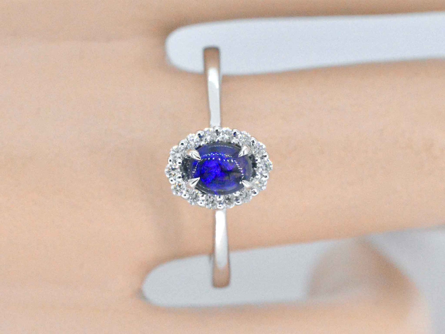 Witgouden entourage ring met diamanten en natuurlijke opaal