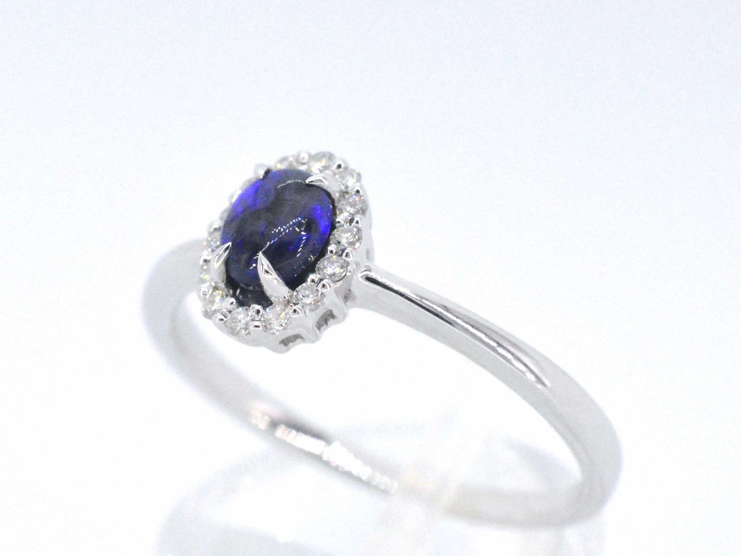 Witgouden entourage ring met diamanten en natuurlijke opaal