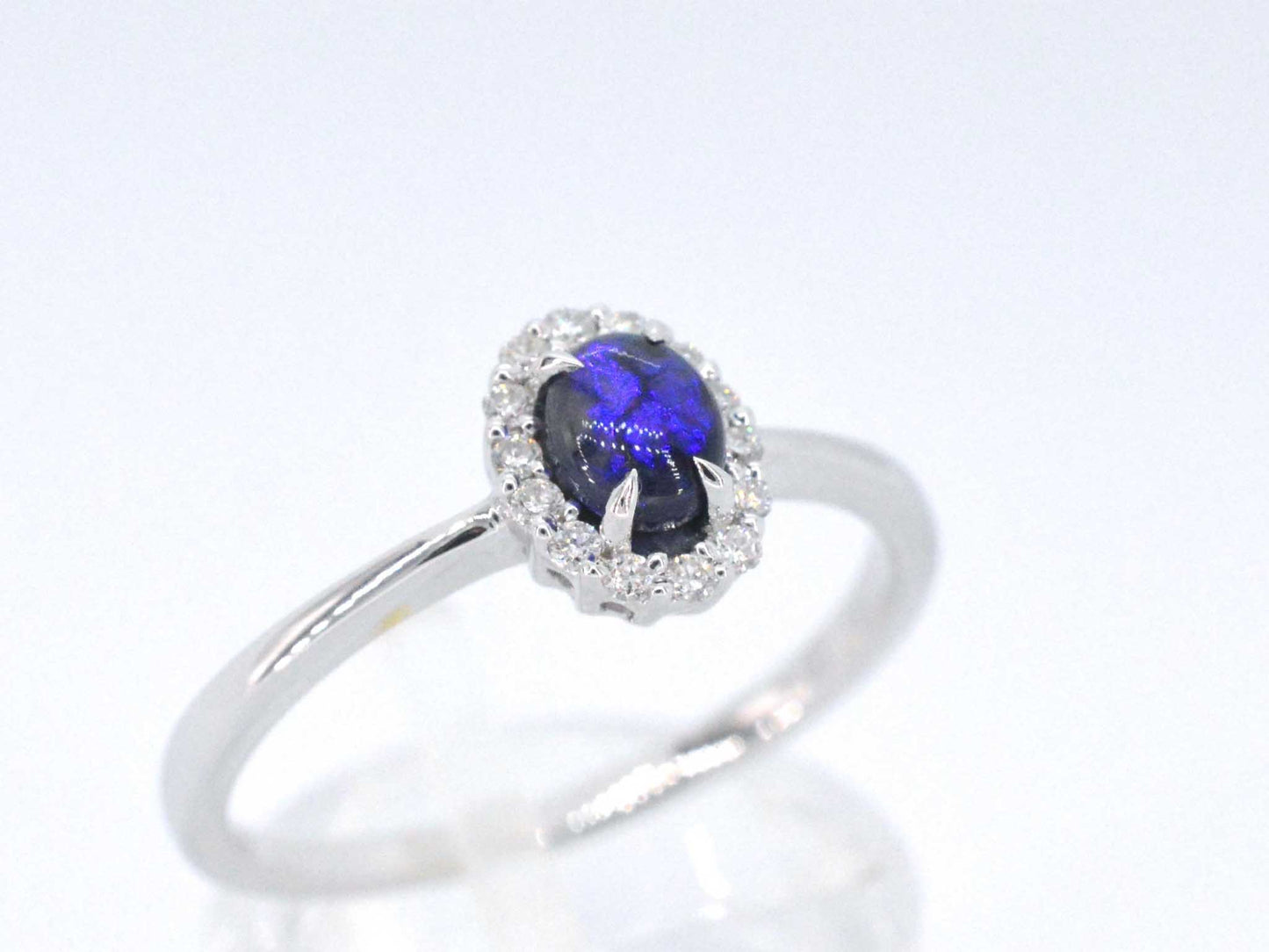 Witgouden entourage ring met diamanten en natuurlijke opaal