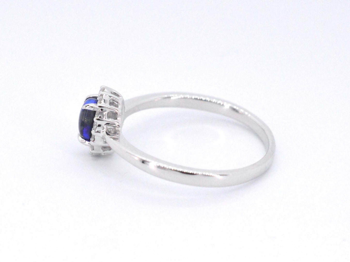 Witgouden entourage ring met diamanten en natuurlijke opaal
