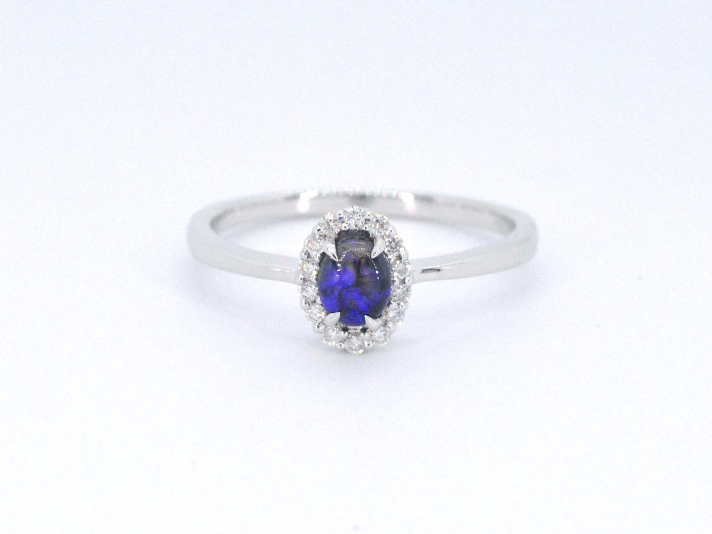Witgouden entourage ring met diamanten en natuurlijke opaal