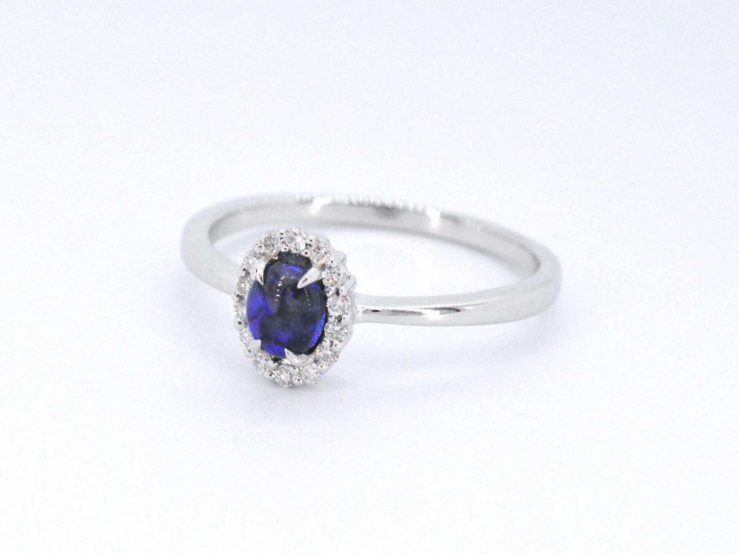 Witgouden entourage ring met diamanten en natuurlijke opaal