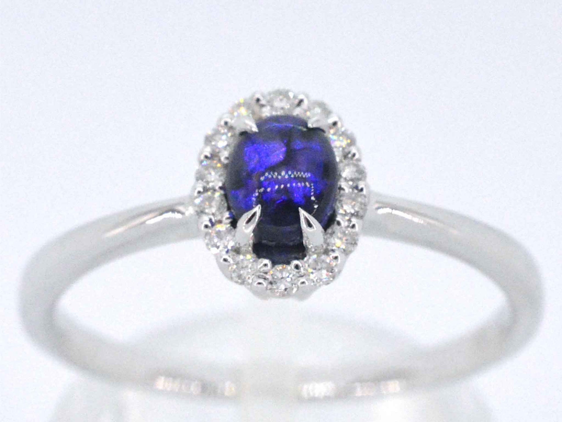 Witgouden entourage ring met diamanten en natuurlijke opaal