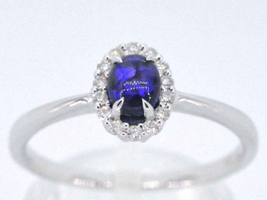 Witgouden entourage ring met diamanten en natuurlijke opaal