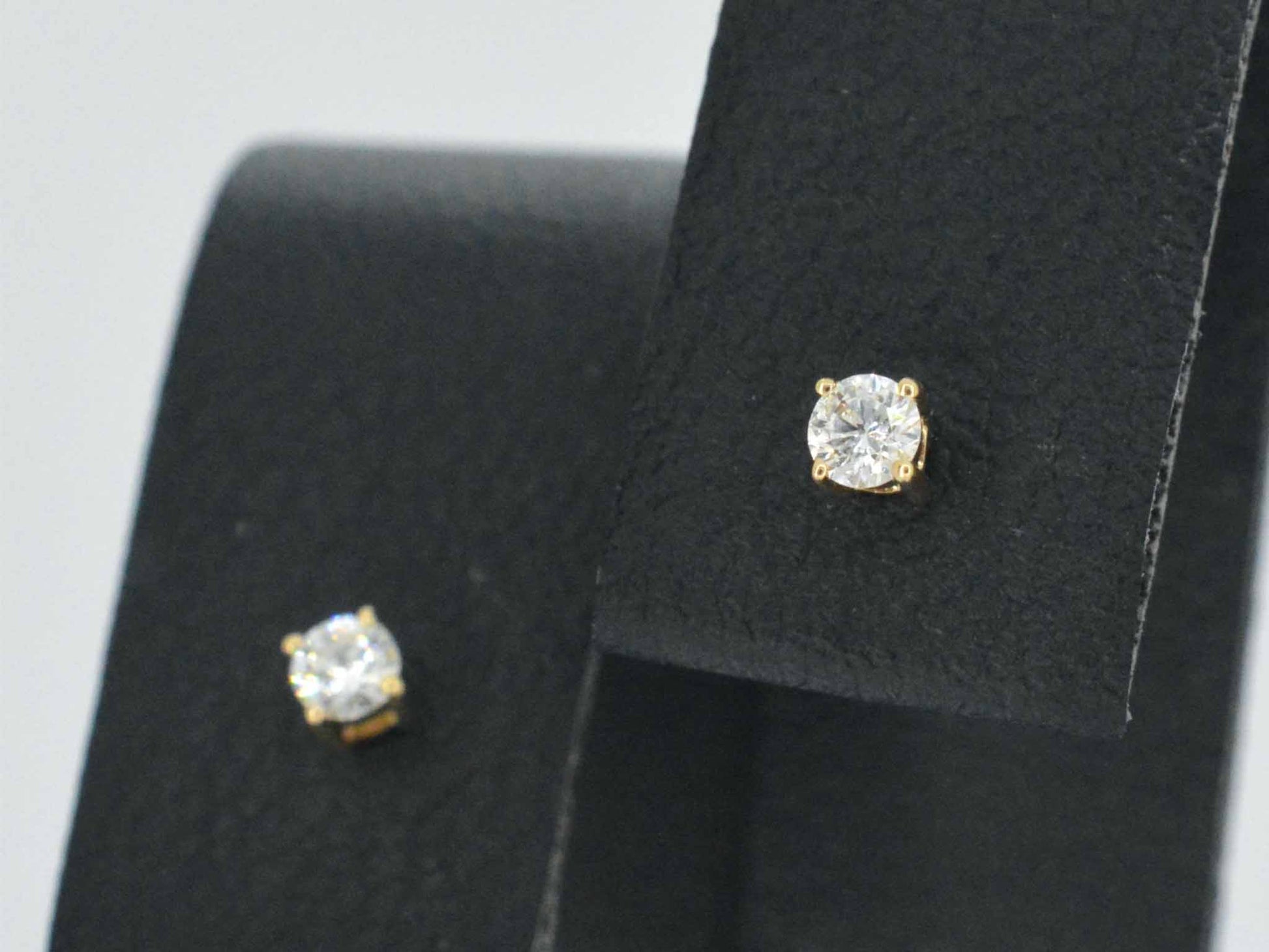 Gouden oorbellen met diamant 2550-3