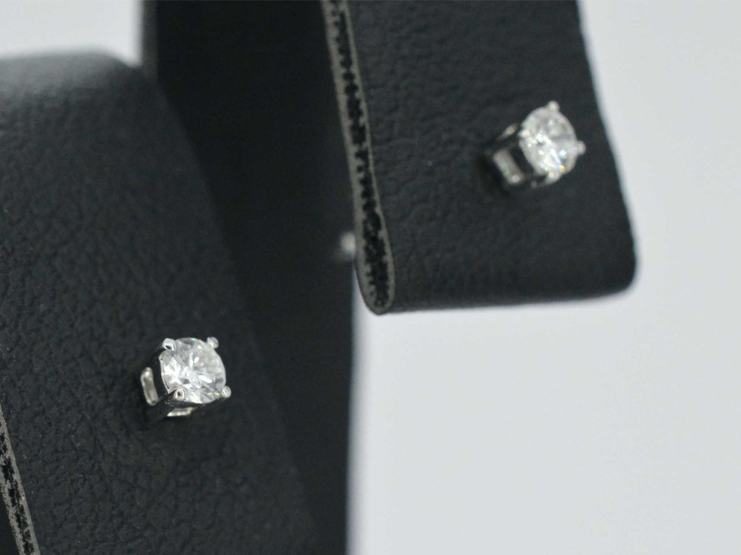 Witgouden oorbellen met diamant