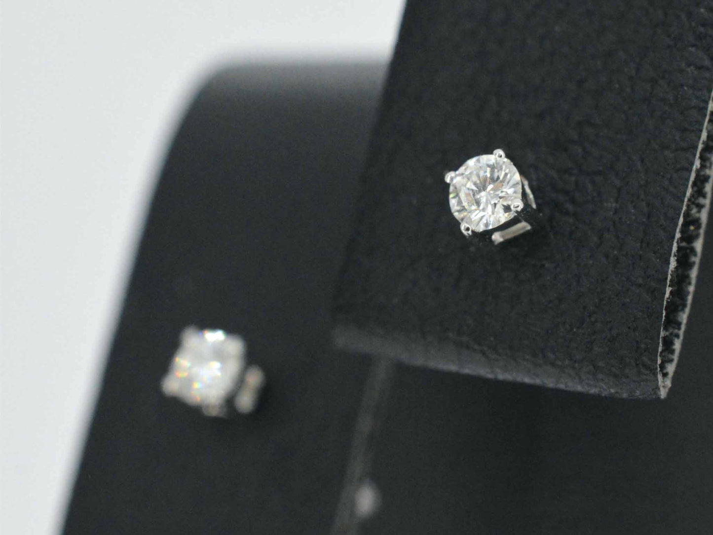 Witgouden oorbellen met diamant