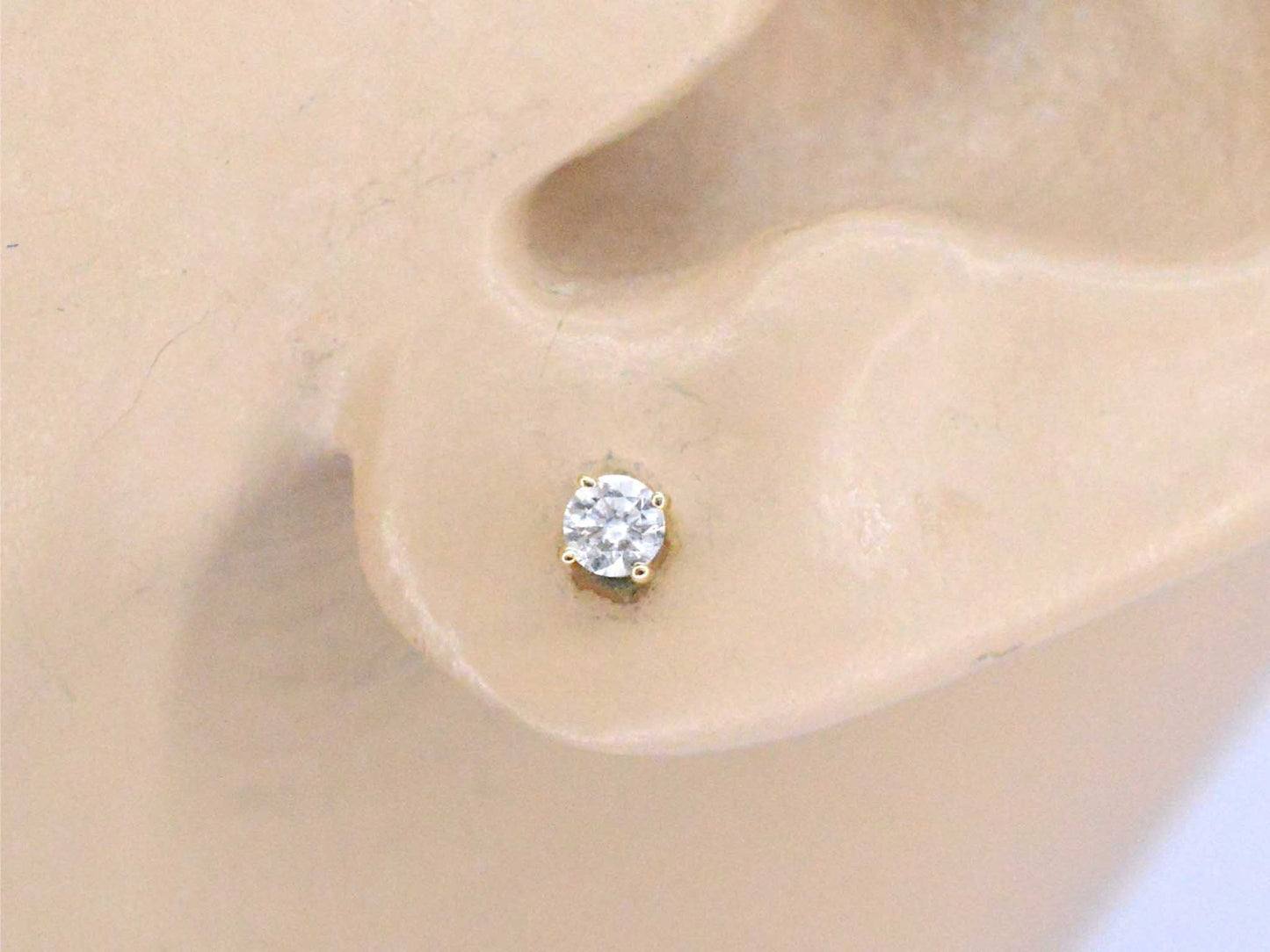 Gouden oorbellen met diamant