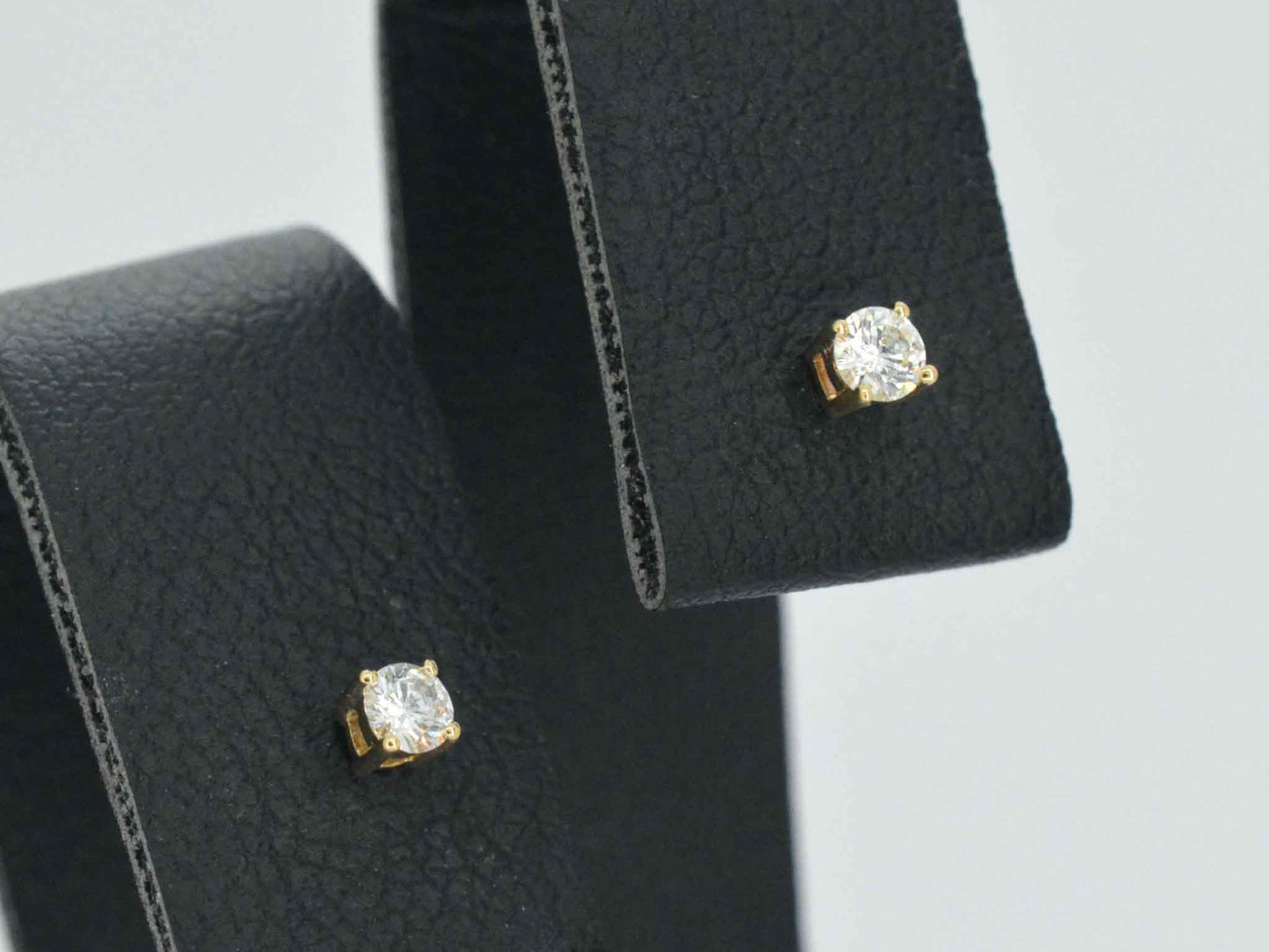 Gouden oorbellen met diamant